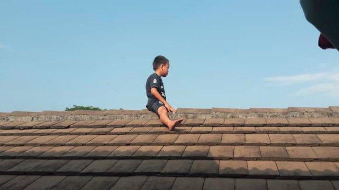 Viral, Karena Tidak Mau Di Sunat, Anak ini nengkat kabur Ke Atas Genteng