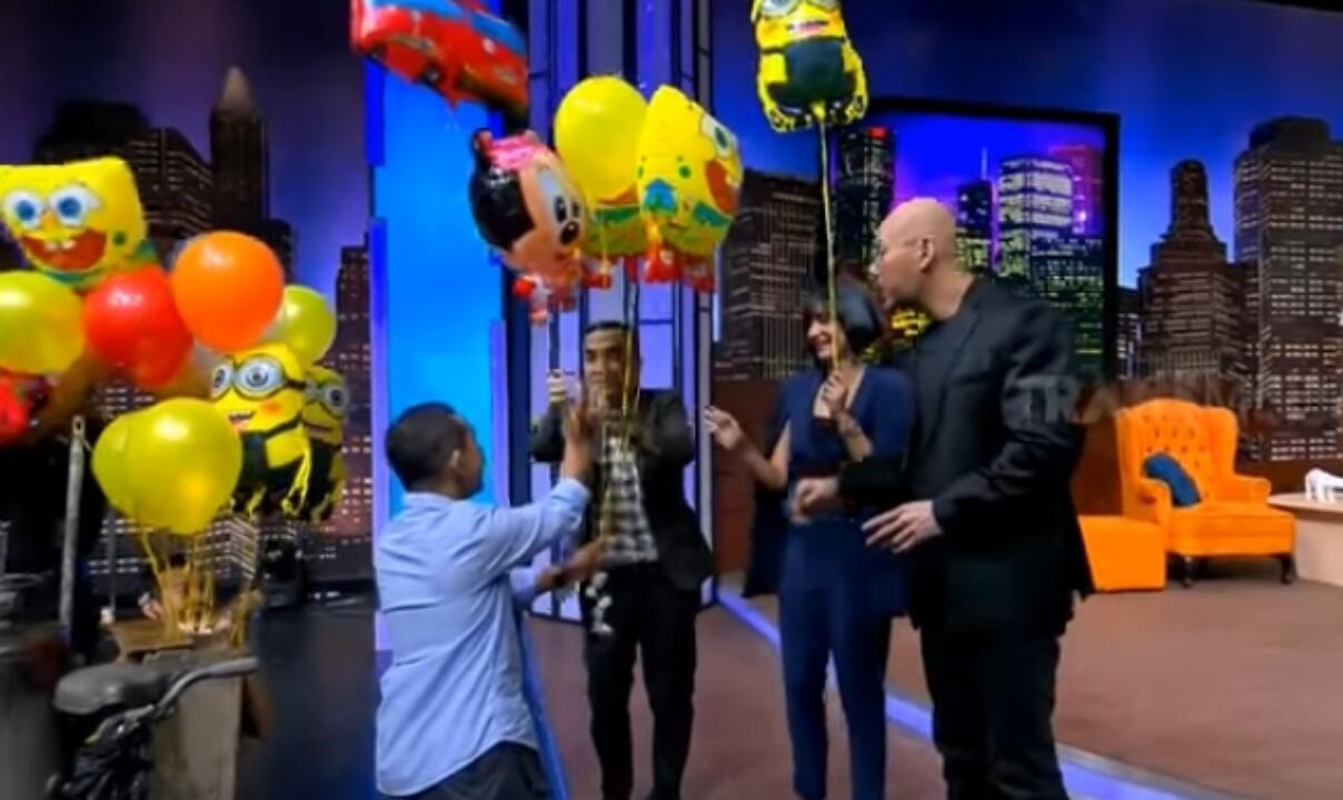 Bapak Pedagang Balon Ini Bergelar Magister Loh, Gak Percaya?