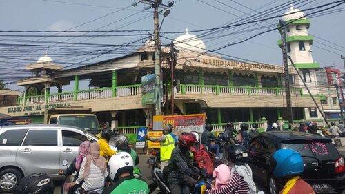 Gerutu Warga Depok karena Jalan Amblas: Macet, Debu, Berisik Pula