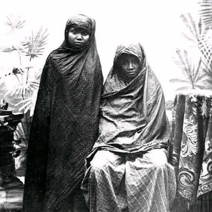 Ada Foto Wanita Indonesia Tahun 1700 Berhijab, Bagaimana Faktanya?