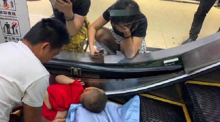 Geger Tangan Balita di Cina Terjepit Eskalator