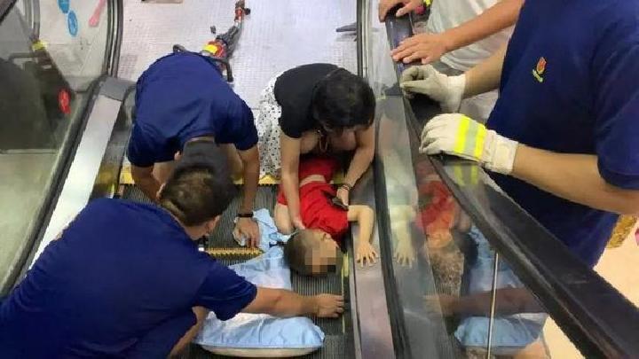 Geger Tangan Balita di Cina Terjepit Eskalator