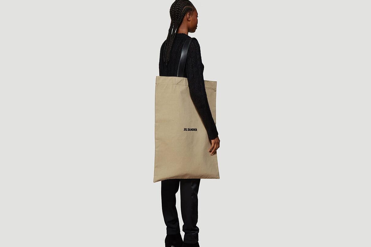 Totebag SUPER Besar Dihadirkan Jil Sander dengan Harganya yang SUPER Mahal!