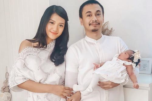 Raditya Dika Unggah Foto Anak, Mirip Bapak atau Ibunya?