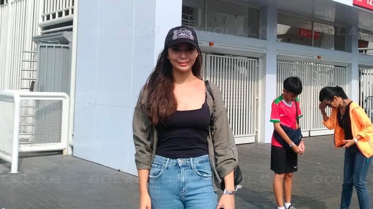 Si Cantik Manohara Tertangkap Kamera Di Stadion, Seketika Penonton Gagal Fokus