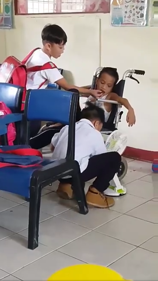 Viral Video Anak Kecil Suapi Teman yang Difabel, Bikin Terharu Netijen!