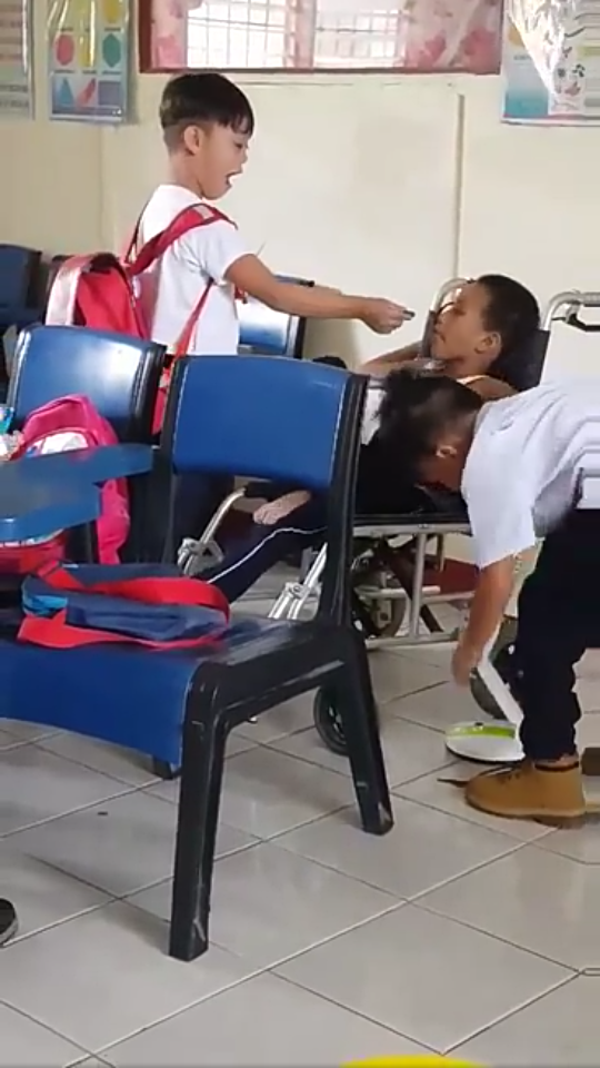 Viral Video Anak Kecil Suapi Teman yang Difabel, Bikin Terharu Netijen!