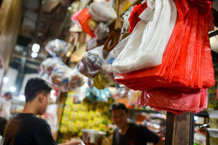 Pungutan cukai plastik untuk mengelola sampah