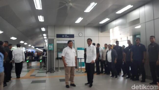 Prabowo-Jokowi Bertemu di Stasiun MRT Lebak Bulus, Warga: We Love You!