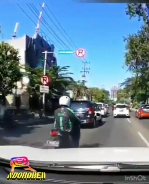 Tragisnya Driver Ojol Ini Ketika Baru 3 Detik Liat Hp Malah Tabrak Mobil Didepan