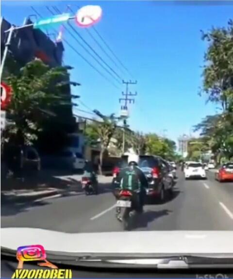 Tragisnya Driver Ojol Ini Ketika Baru 3 Detik Liat Hp Malah Tabrak Mobil Didepan