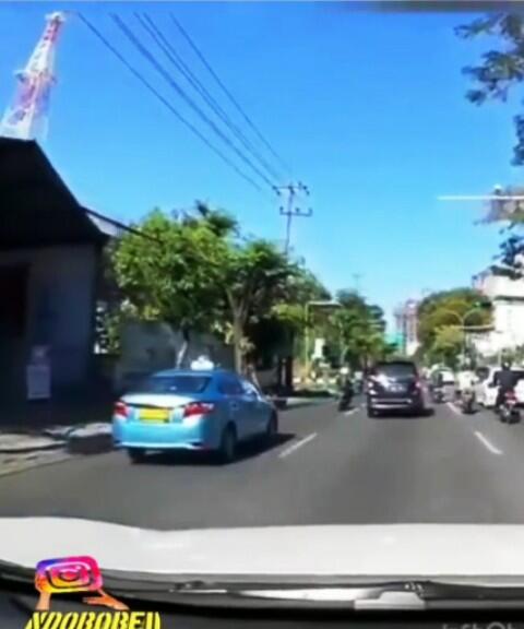 Tragisnya Driver Ojol Ini Ketika Baru 3 Detik Liat Hp Malah Tabrak Mobil Didepan