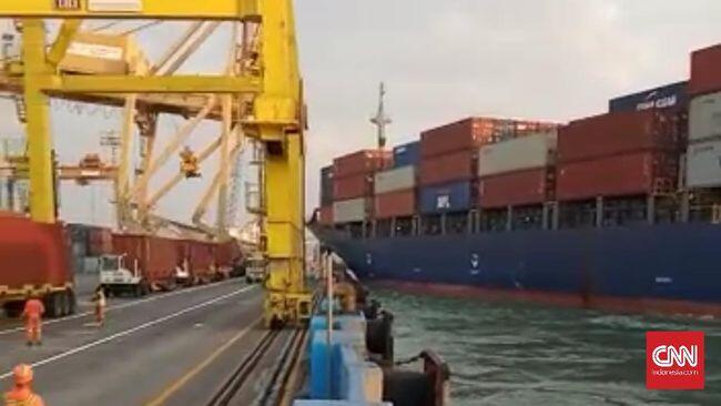 Crane di Tanjung Mas Semarang Ambruk Tertabrak Kapal