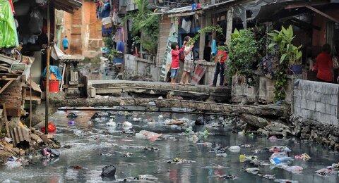 Jorok! Kali di Kebon Melati Penuh Sampah