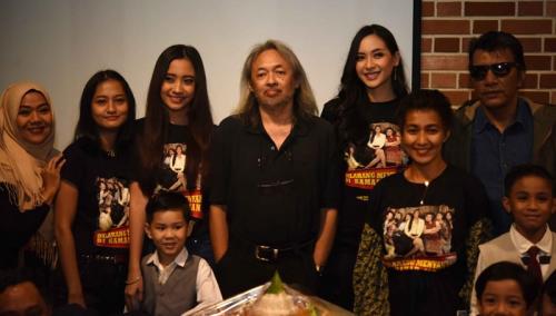 Film Dilarang Menyanyi di Kamar Mandi Angkat Tema Hoax dengan Komedi Satire