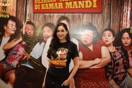 Film Dilarang Menyanyi di Kamar Mandi Angkat Tema Hoax dengan Komedi Satire
