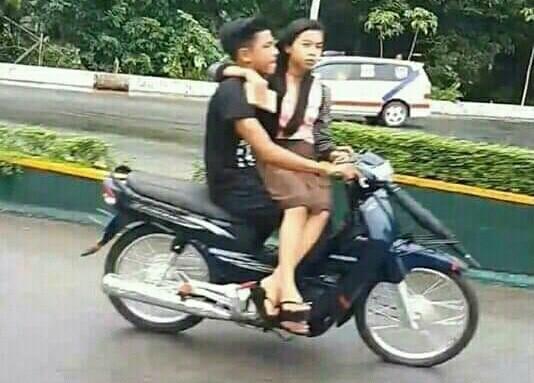 5 Perilaku Anak Yang Dikira Romantis, Malah Terlihat Memalukan