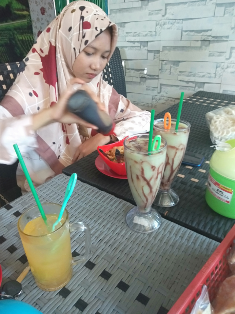 Siang-siang Makan Di Kedai Seblak Bang Mus, Rasanya Mak Nyuss, Minumannya Syeger Cius