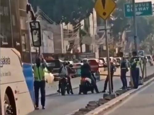 Pemotor Ngotot Minta Petugas Buka Jalur Busway
