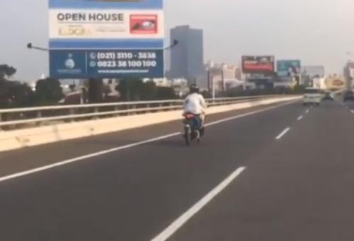 Pemotor Nekat Masuk Tol Tomang, Warganet: Ditilang Cuma Minta Maaf Ini Mah
