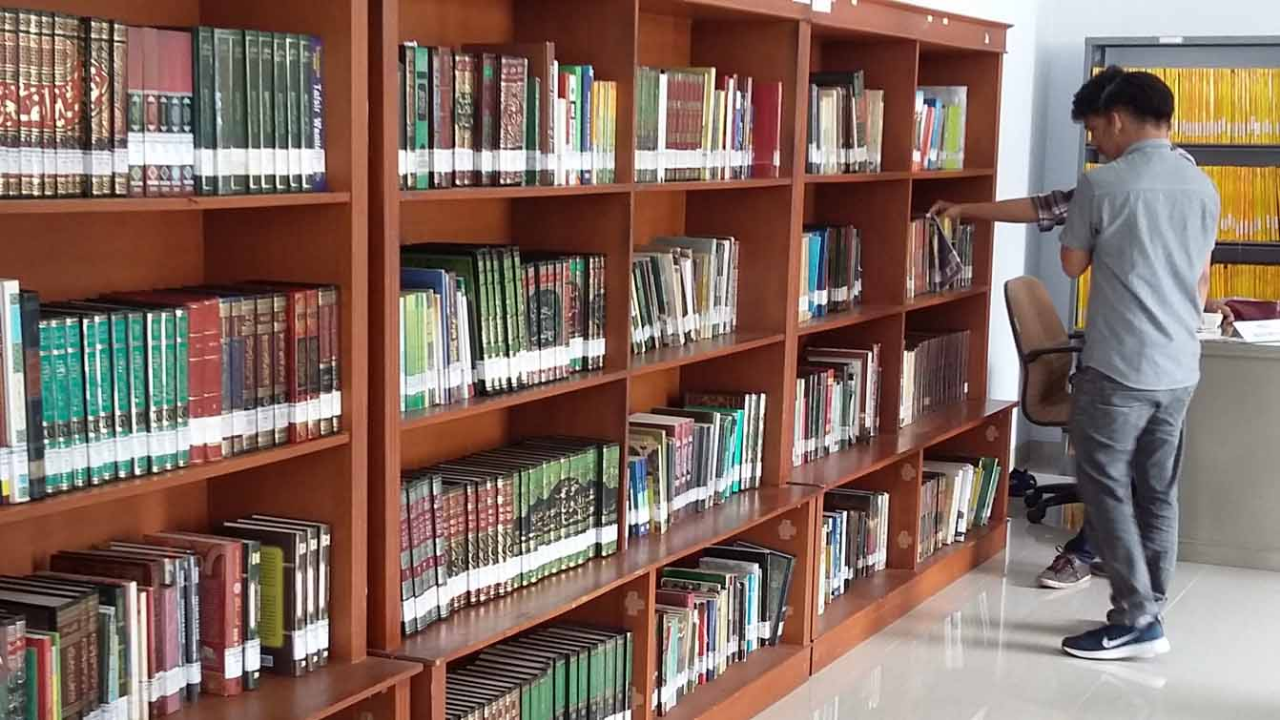 MEMBACA DI PERPUSTAKAAN MUHAMADIAH MATARAM