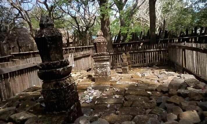 MAKAM NYATOQ REMBITAN LOMBOK HANYA BOLEH DI ZIARA HARI RABU