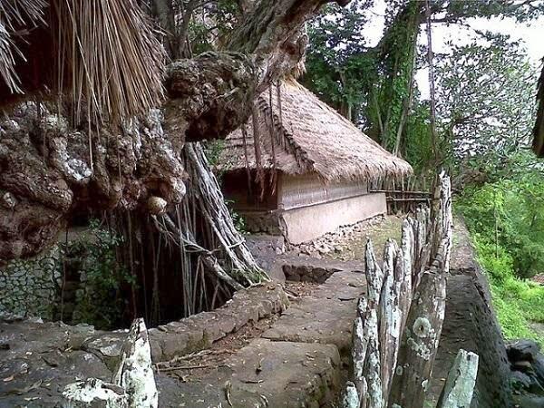 MAKAM NYATOQ REMBITAN LOMBOK HANYA BOLEH DI ZIARA HARI RABU