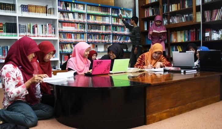 MEMBACA DI PERPUSTAKAAN MUHAMADIAH MATARAM