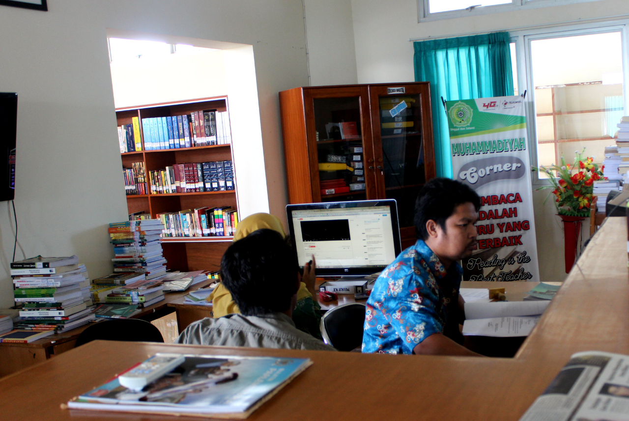 MEMBACA DI PERPUSTAKAAN MUHAMADIAH MATARAM