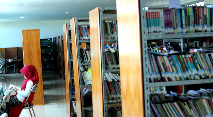 MEMBACA DI PERPUSTAKAAN MUHAMADIAH MATARAM