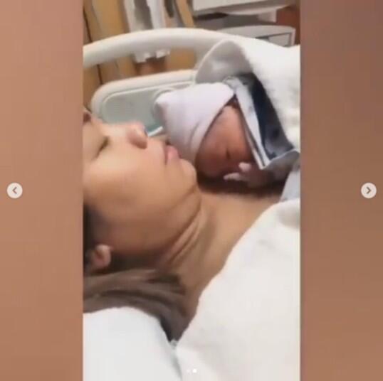 Bayi Baru Lahir Ini Mengacungkan Jari Tengah Ketika Mendengar Ayahnya Menyanyi