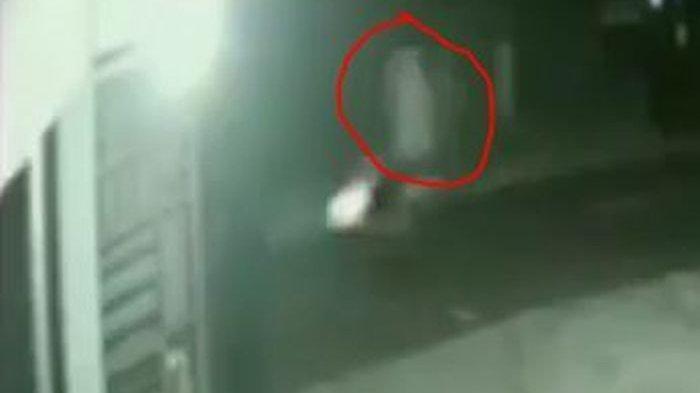 Viral Video CCTV Pocong Dibonceng Montor, Lihat Gan Lucu-lucu Ngeri!