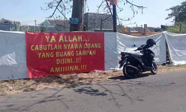 Spanduk 'Cabutlah Nyawa Orang Yang Buang Sampah Disini' Ternyata Ampuh