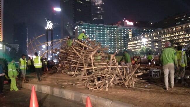 Bambu Getah Getih di Bundaran HI Dibongkar Petugas