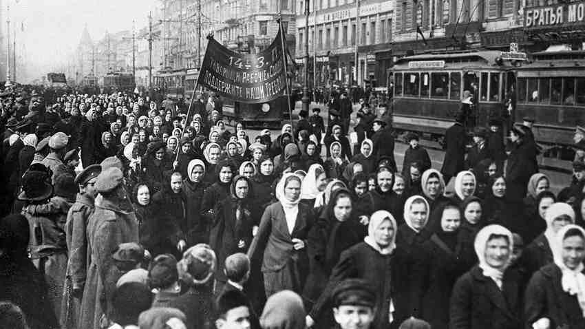 Aksi Ekstrem Aktivis Feminisme Rusia, dari Buka Celana hingga Siram Selangkangan Pria
