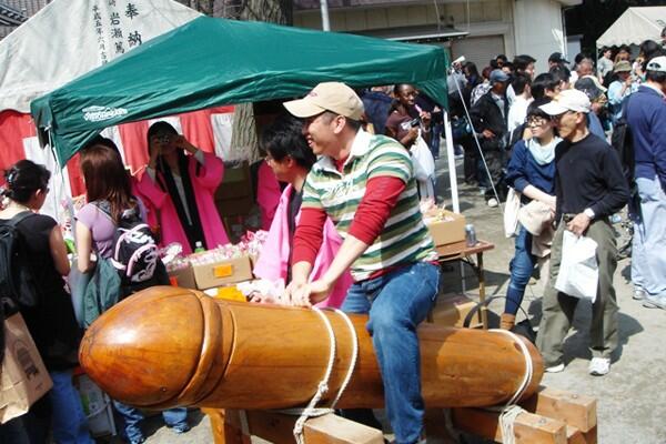 Bertema Penis hingga Lempar Kotoran Sapi, Ini 5 Festival Aneh di Dunia