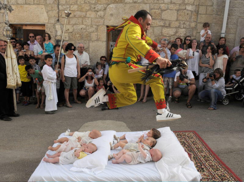 Bertema Penis hingga Lempar Kotoran Sapi, Ini 5 Festival Aneh di Dunia