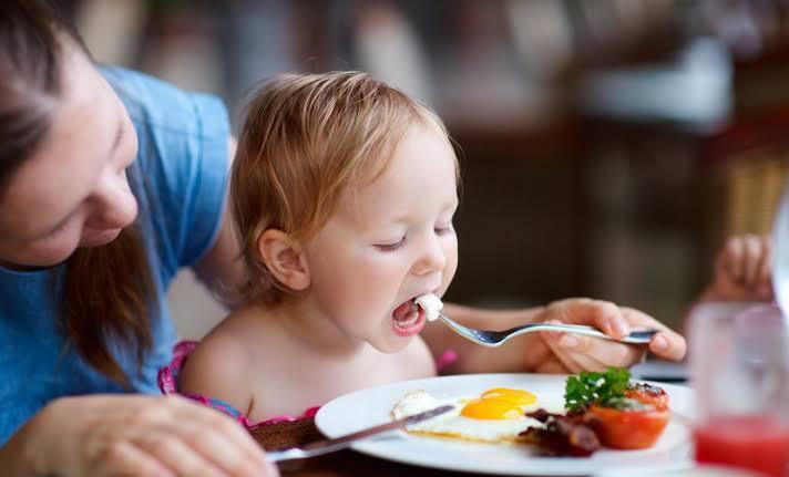 Kebiasaan Emak-Emak 'Jaman Now' : Mendudukkan Anak di Atas Meja Makan