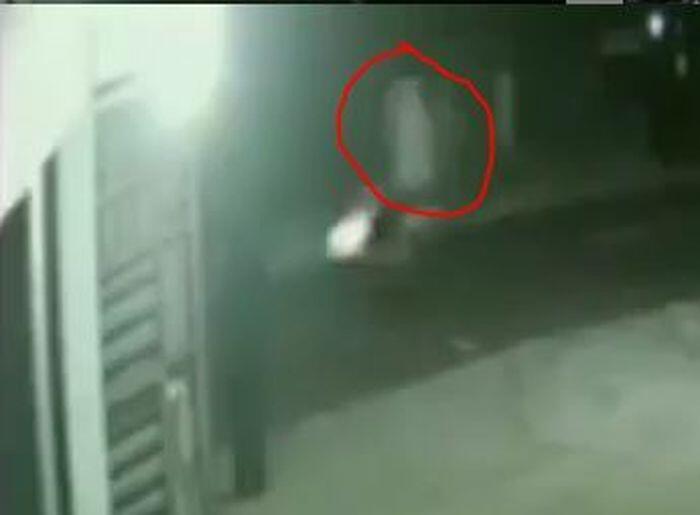 VIRAL Pocong Dibonceng Pengendara Motor Terekam CCTV, Satpam Pabrik Terbirit-birit