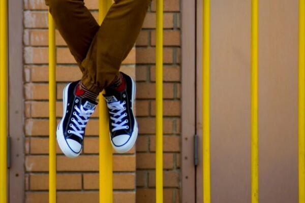 7 Mix & Match dengan Sepatu Converse untuk Cowok Paling Keren