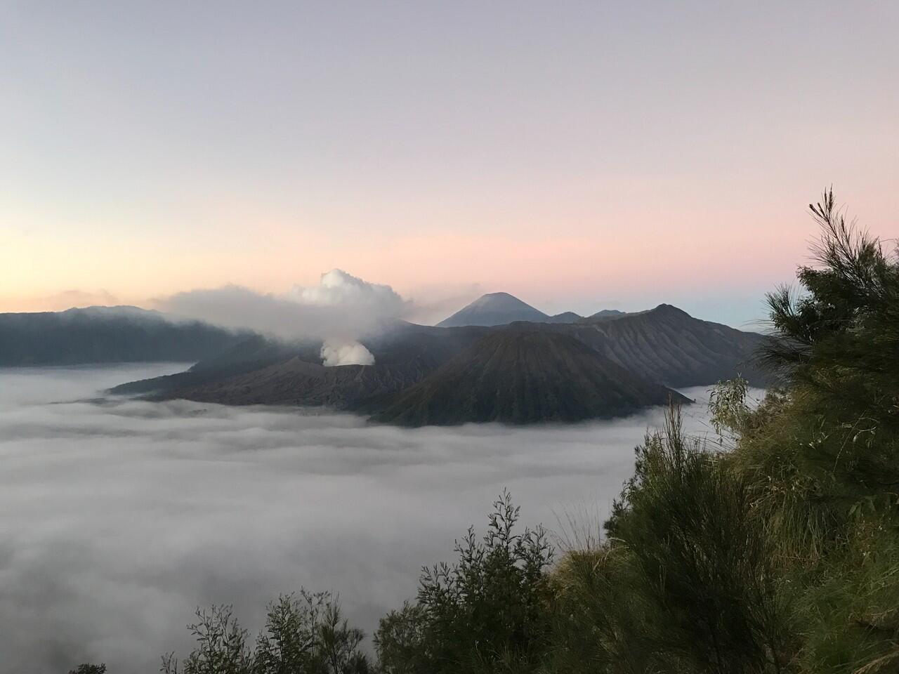 Mencoba Dinginnya Salju di Bromo