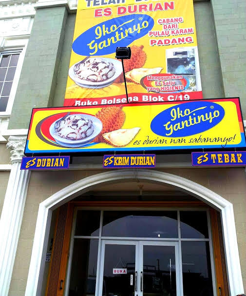 Menikmati Segarnya Es Durian "Iko Gantinyo"