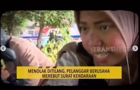 HEBOH, Ibu ini histeris saat ditilang oleh polisi.