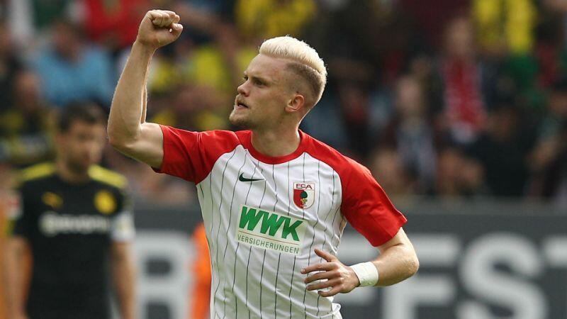 Liverpool dan Barcelona Saling Sikut Demi Bek Kiri Augsburg