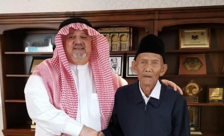 Viral Video Kakek Tua Diamankan Petugas Haji, Dapat Hadiah Dari Raja Salman!
