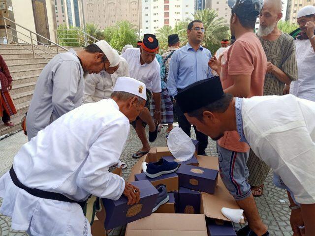 Usai Salat Asar Jamaah Beli Sepatu Buatan Tiongkok Dengan Rupiah