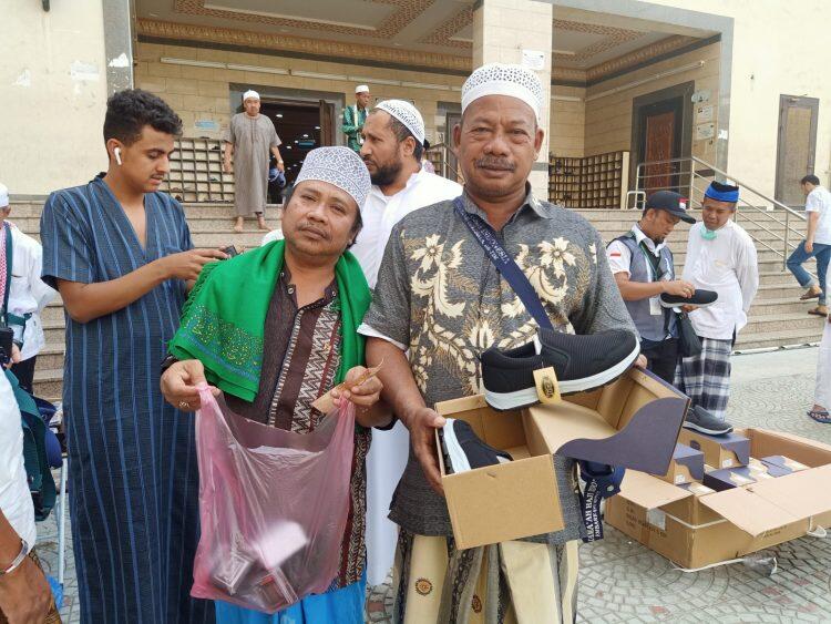 Usai Salat Asar Jamaah Beli Sepatu Buatan Tiongkok Dengan Rupiah