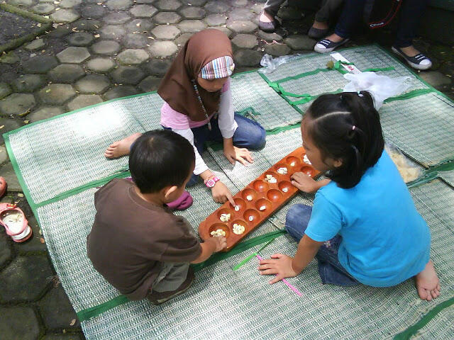Nggak Cuma Asyik, 5 Permainan Jadul Ini Bisa Bikin Anak Pintar Lho.!