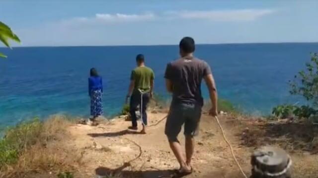 VIDEO: Lihat, Polisi Gagalkan Aksi Percobaan Bunuh Diri di Majene