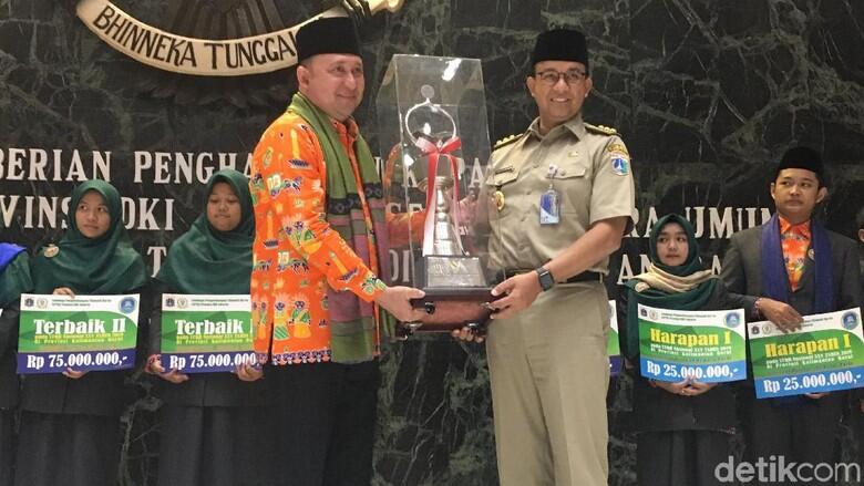 Sabet Juara Umum, Anies Serahkan Bonus Kafilah
